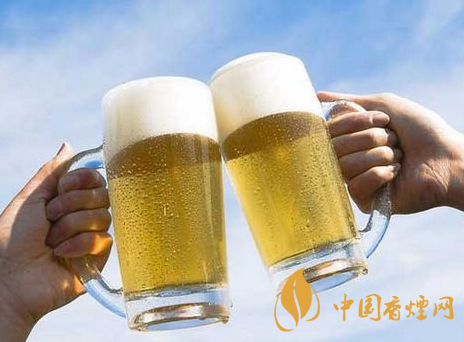 喝啤酒不應(yīng)該吃什么 喝啤酒時注意的事項介紹