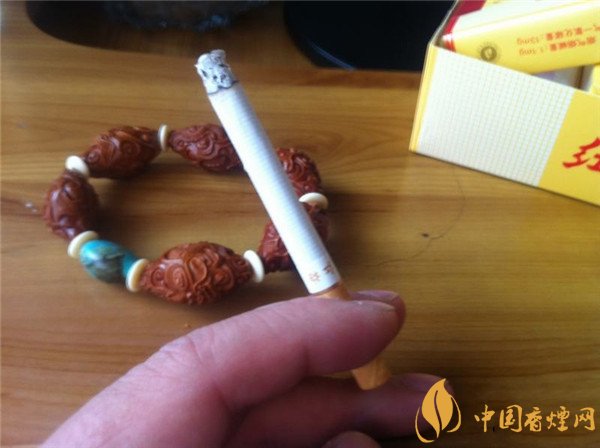 紅梅煙(軟黃)好抽嗎 品味經(jīng)典平價(jià)紅梅軟黃香